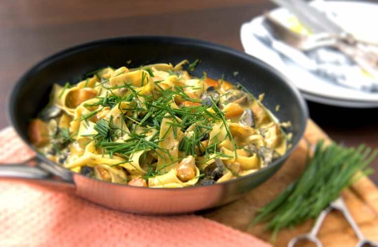 Pappardelle z leśnymi grzybami i dynią w sosie serowo-tymiankowym