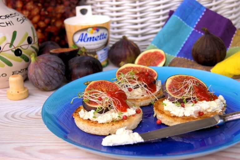 Figi z kremem pieprzowo-cytrynowym i dziką różą, serwowane na szałwiowych grzankach