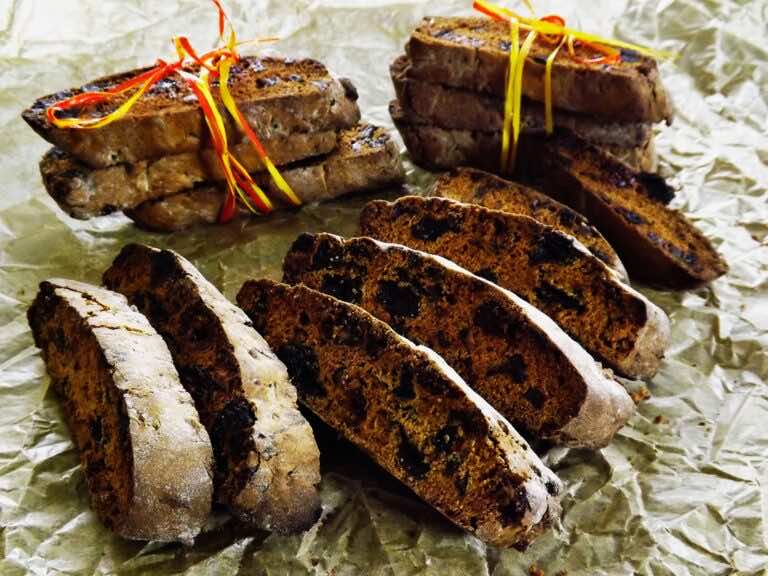 Biscotti ze śliwkami, daktylami i żurawiną