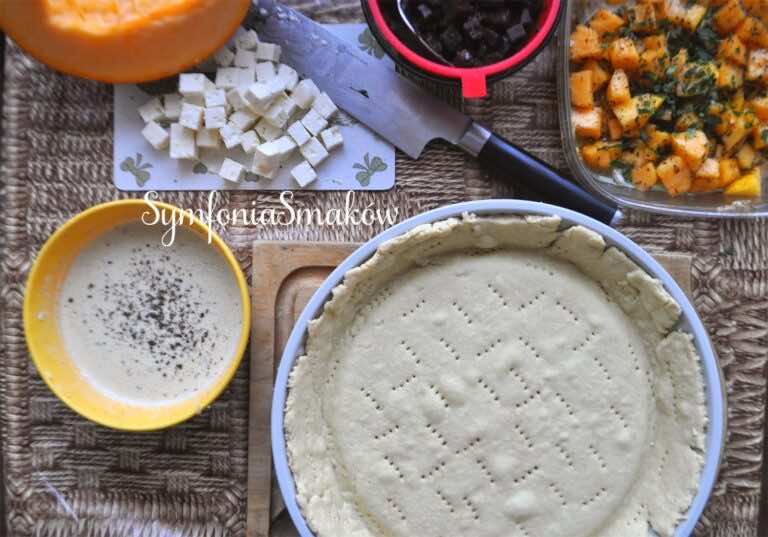 Wytrawna tarta z dynią, słodko- kwaśnymi buraczkami, słonym serem i boczkiem