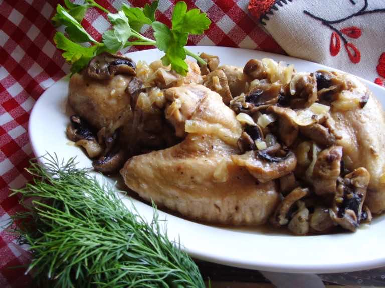 Skrzydełka z kurczaka duszone w pieczarkach. Proste, smaczne, delikatne danie.