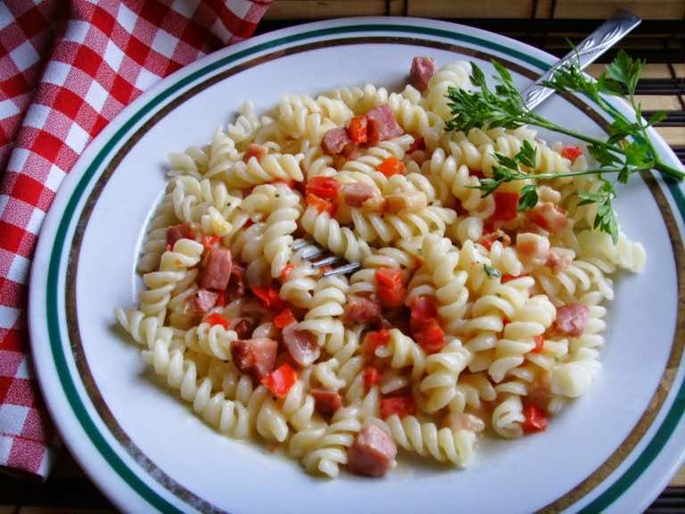 Makaron z papryką i boczkiem w serowym sosie. A’la carbonara, szybki obiad.
