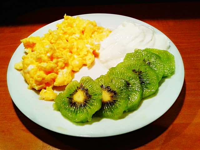 Jajecznica z dodatkiem serka naturalnego