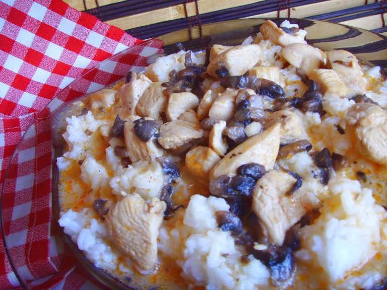 Kurczak w sosie śmietanowo-pieczarkowym. A’la gulasz. Szybki obiad.