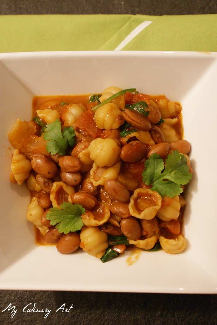 Pasta e fagioli – makaron z fasolą ze świeżym szpinakiem w pomidorach