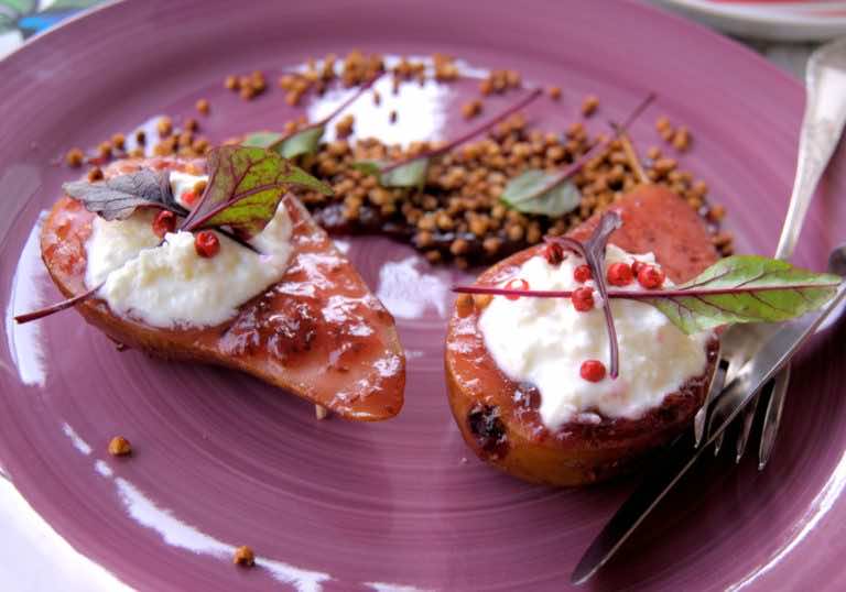 Łowickie gruszki z owczym serem i gryczanym popcornem