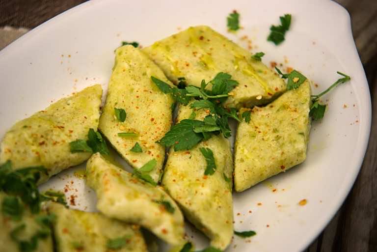 Kopytka jaglane z zielonym groszkiem, na szybko.