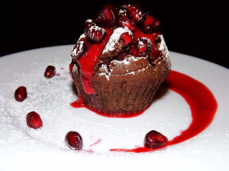 Muffinki czekoladowe z musem malinowym i granatem