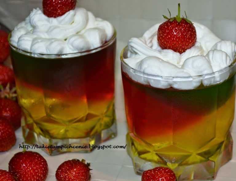 Deser z kolorowych galaretek z bitą śmietaną