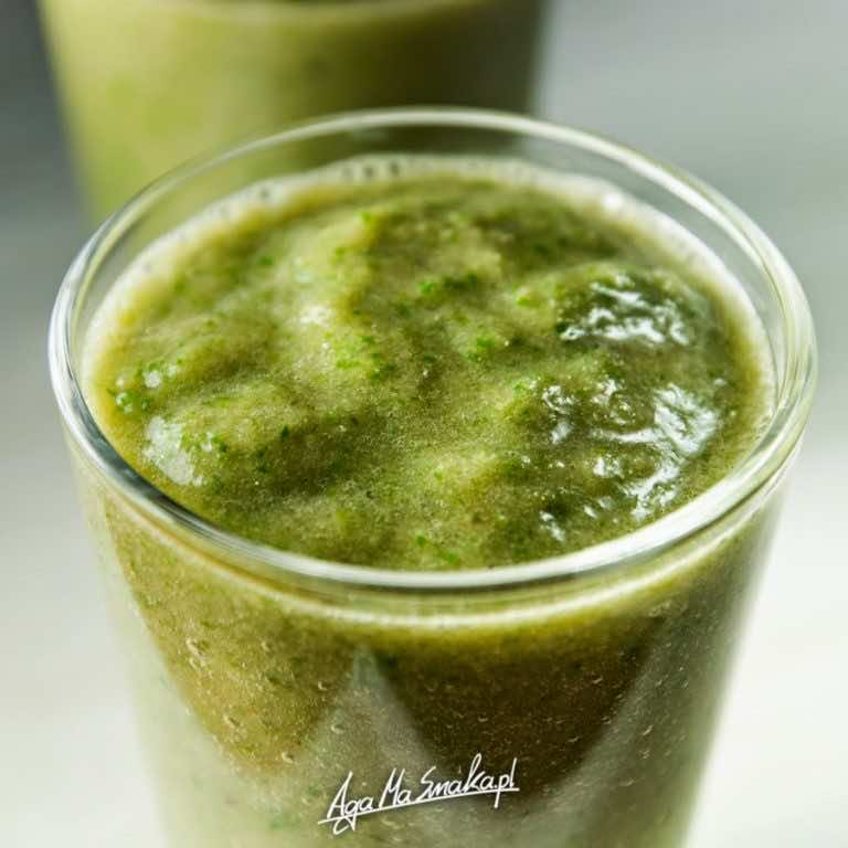 Zaczarowany zielony koktajl jarmużowo-owocowy