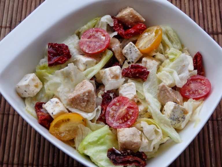 Sałatka z kurczakiem i suszonymi pomidorami