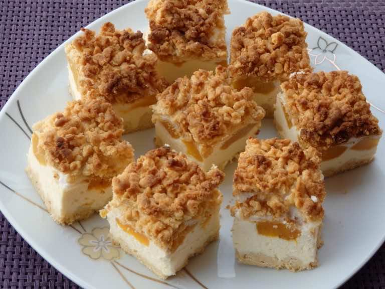 Sernik z brzoskwiniami i bezą