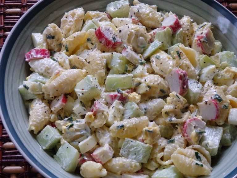 Sałatka makaronowa z paluszkami krabowymi, jajkiem i ogórkiem