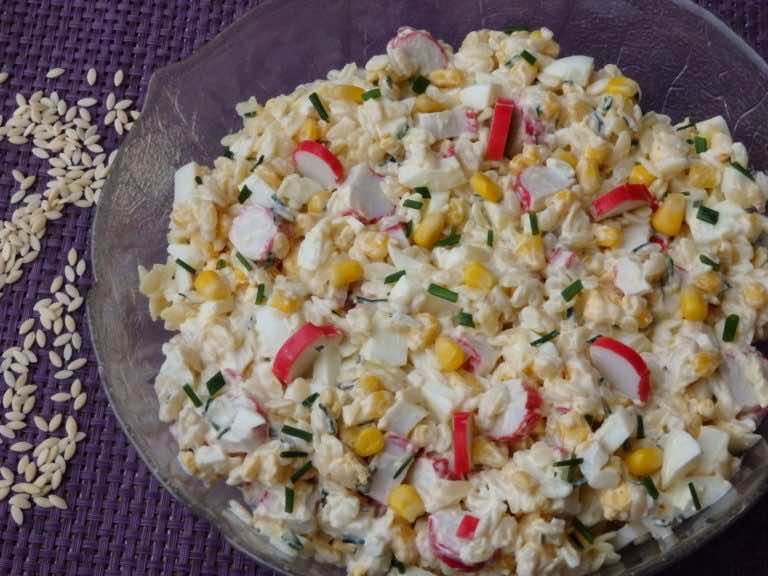 Sałatka z paluszkami krabowymi i makaronem w kształcie ryżu