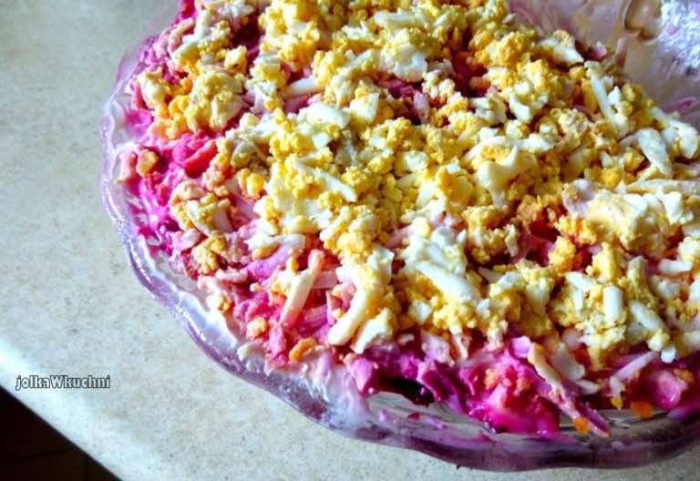 Sałatka śledziowa z burakiem – śledź pod pierzynką