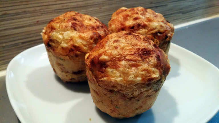 Muffiny z żółtym serem i boczkiem