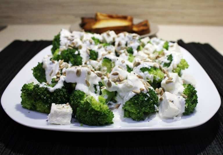 Sałatka z brokułów i fety