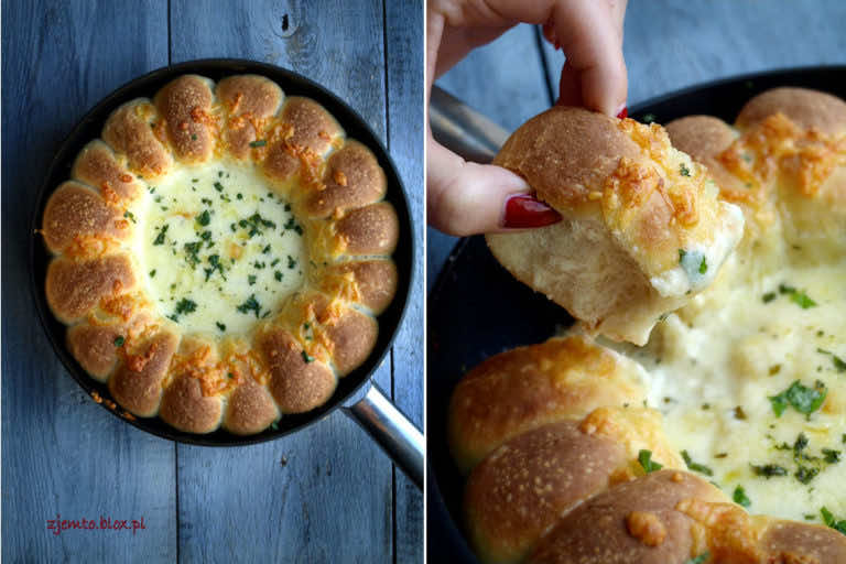 Gorące chlebki z sosem serowym