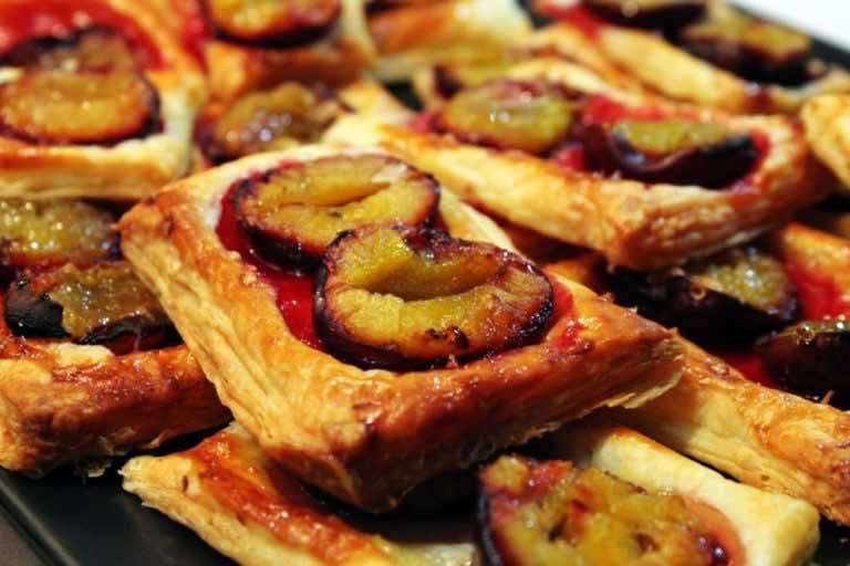 Francuskie ciastka z śliwką