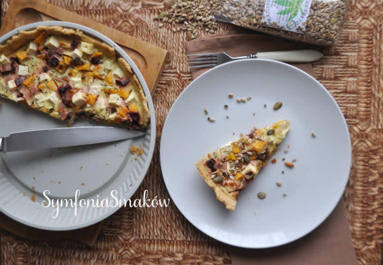 Wytrawna tarta z dynią, słodko- kwaśnymi buraczkami, słonym serem i boczkiem