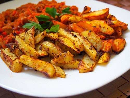 Dietetyczne frytki z przyprawami pieczone w piekarniku