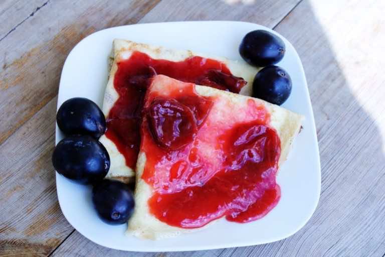 Naleśniki z serem i sosem śliwkowym