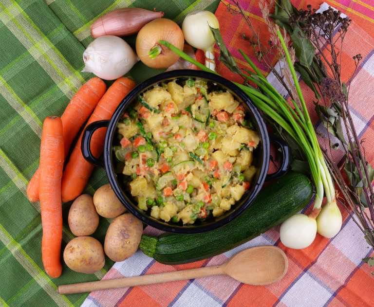 Ziemniaki z groszkiem i marchewką w sosie imbirowym