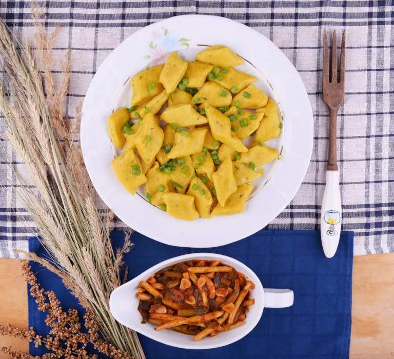 Żółte kopytka z czosnkiem niedźwiedzim i kurkumą.