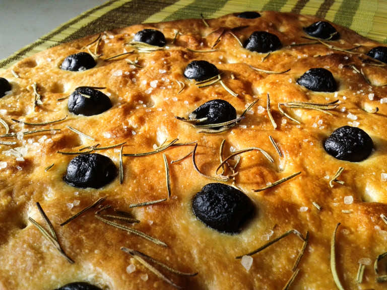 Focaccia z Czarnymi Oliwkami i Rozmarynem