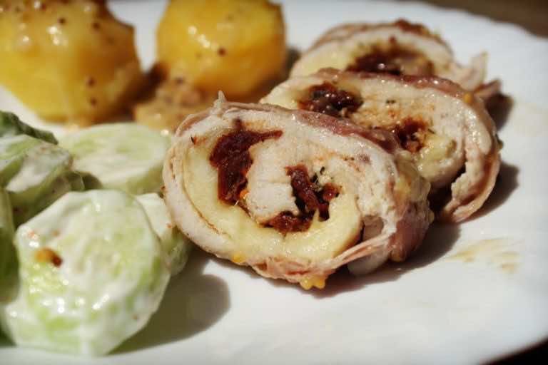 Roladki z indyka z mozzarellą i suszonymi pomidorami