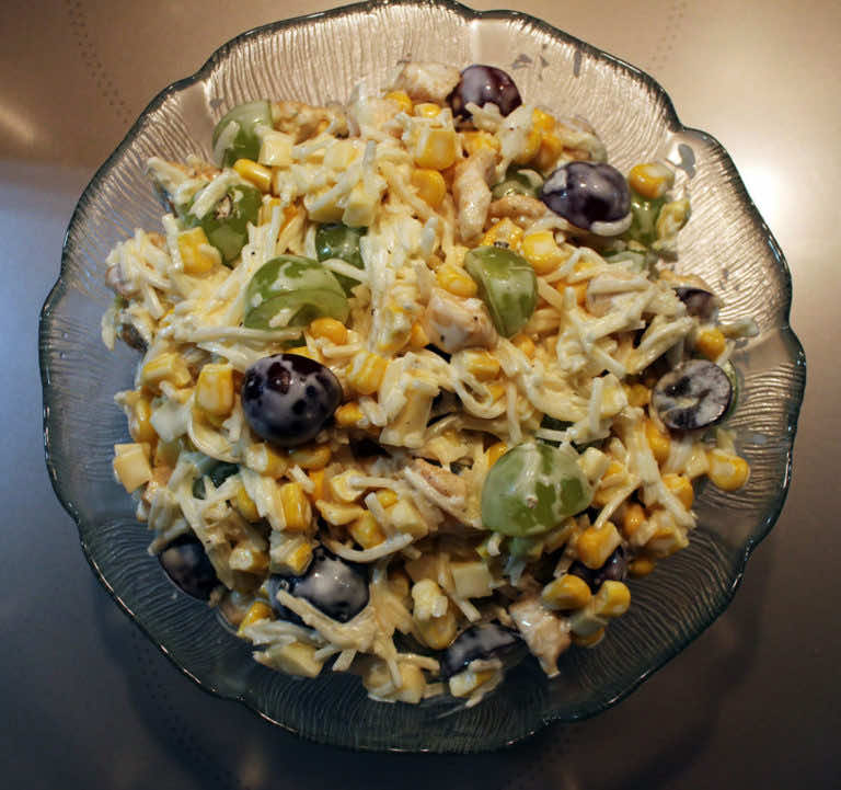 Sałatka z selerem, kurczakiem i winogronami