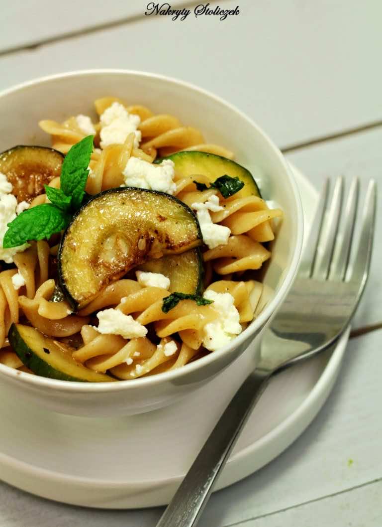 Sałatka makaronowa z cukinią i octem balsamicznym