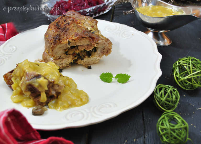 ROLADA ZE SCHABU I SOS CEBULOWY