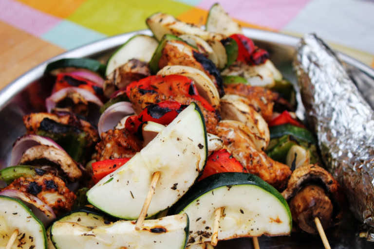 Szaszłyki z piersi kurczaka i warzyw