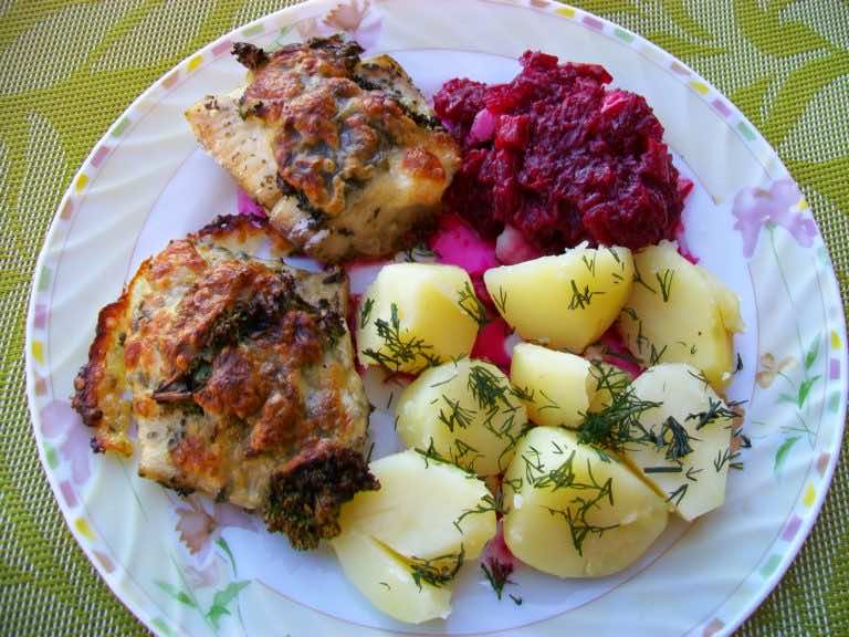 Dorsz zapiekany pod jarmużem i mozzarellą