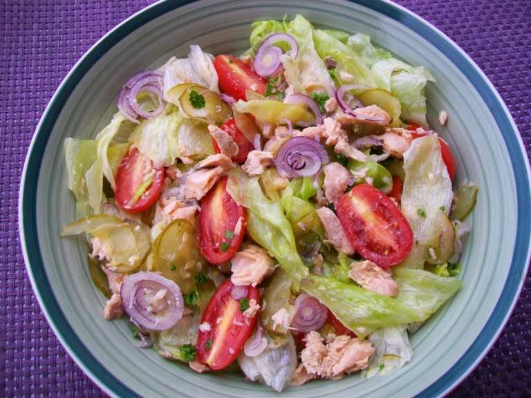 Kolorowa sałatka z łososiem z puszki