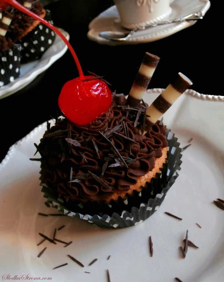 Babeczki z Aksamitnym Czekoladowym Kremem i Wiśniową Konfiturą