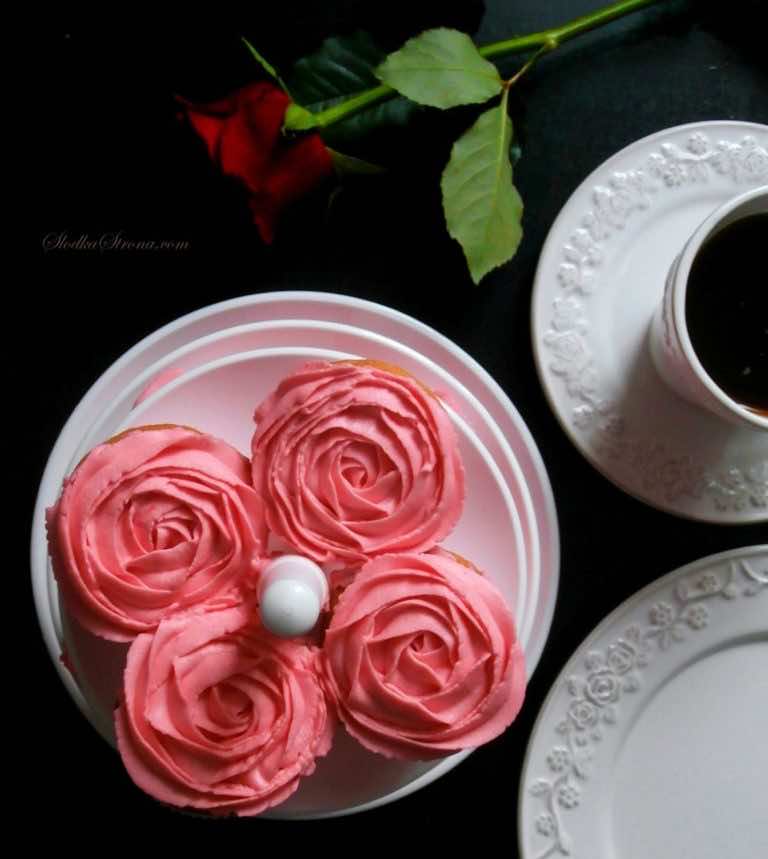 Babeczki – Różyczki z Aksamitnym, Delikatnym Kremem z Mascarpone