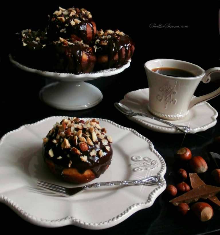 Czekoladowe Pączki z Nutellą, Polewą Czekoladową i Orzeszkami Laskowymi