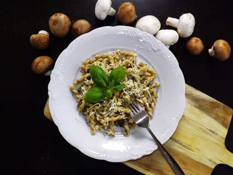 Makaron z pieczarkami i serami