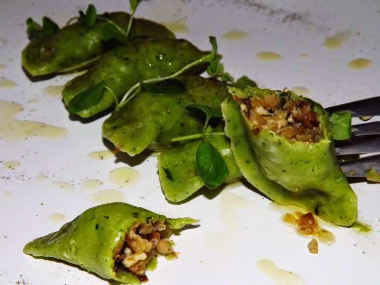 Pierogi zielone i białe z kaszy gryczanej i mięsa