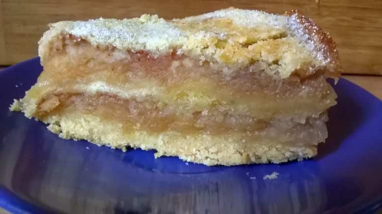 Szarlotka sypana z kaszą manną