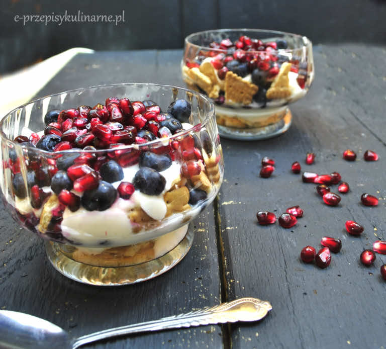 SZYBKI DESER Z GRANATEM I BORÓWKAMI