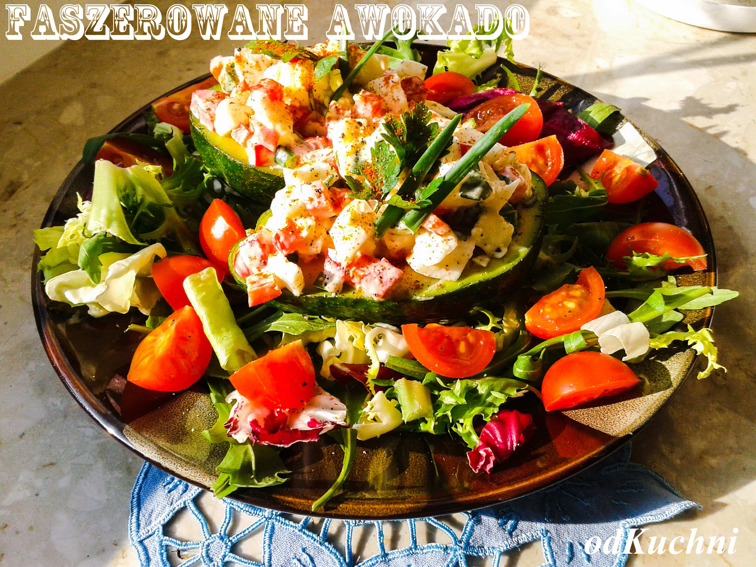 faszerowane-salatka-z-jajka-i-papryki-awokado
