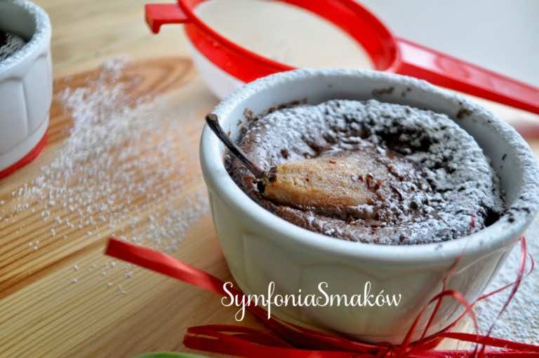 Czekoladowe mini clafoutis z gruszkami