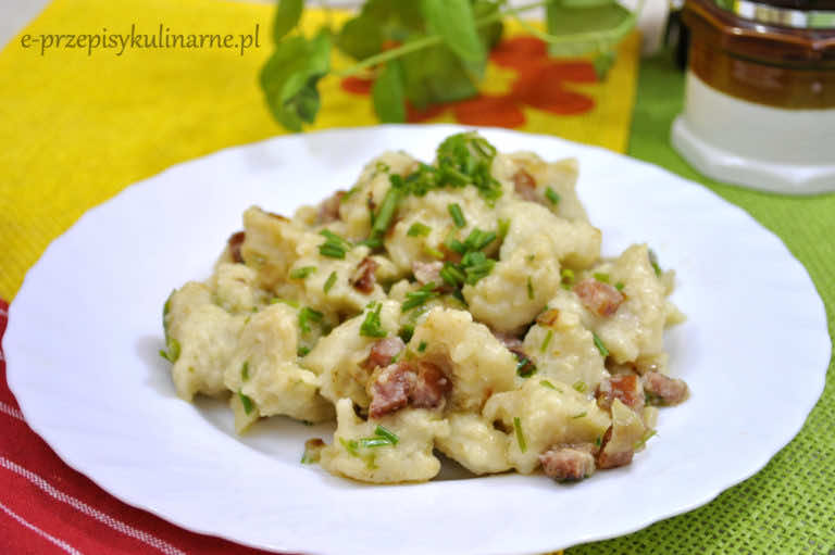 KLUSKI KŁADZIONE Z BOCZKIEM I CEBULKĄ