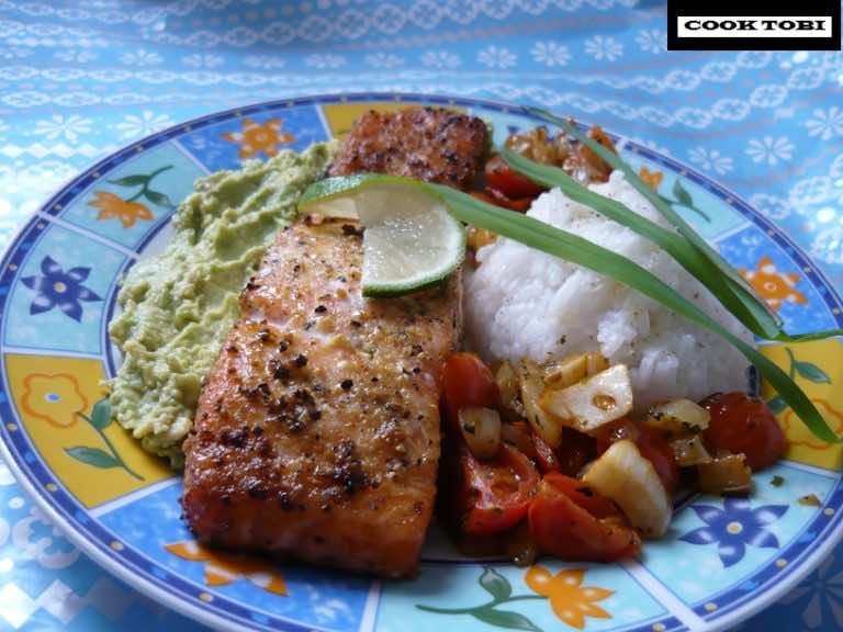 Pieczony łosoś z awokado i koprem włoskim