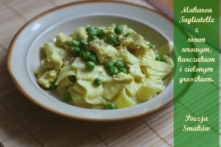 Tagliatelle z sosem serowym, kurczakiem i zielonym groszkiem. Szybki obiad.