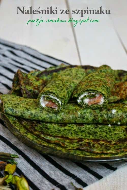 Naleśniki ze szpinaku, z białym serkiem oraz wędzonym łososiem.