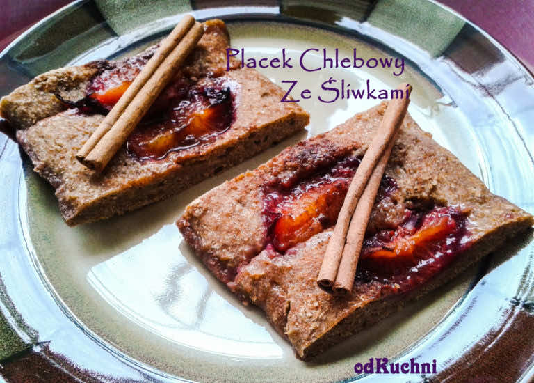 Pełnoziarnisty cynamonowy placek chlebowy ze sliwkami